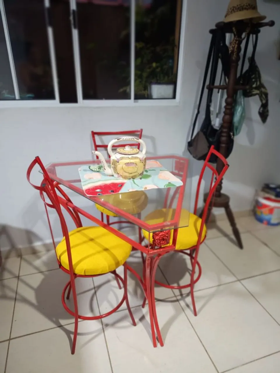 Conjunto de mesa com cadeiras em metal e tampo de vidro
