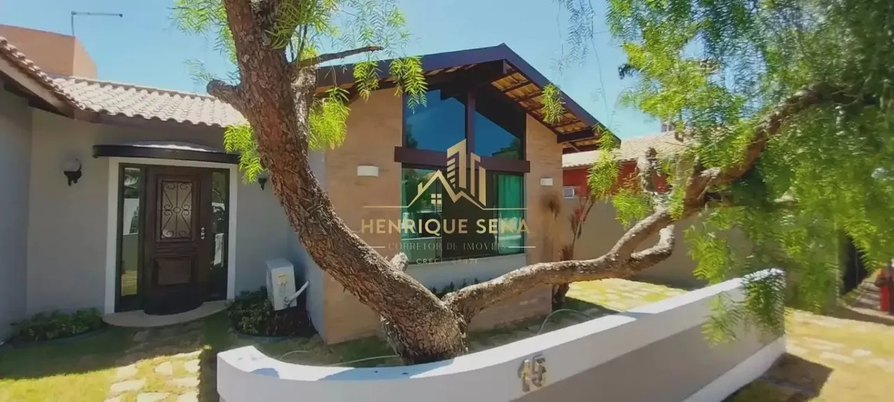 Vendo casa com 3 quartos sendo 1 suíte em condomínio fechado.