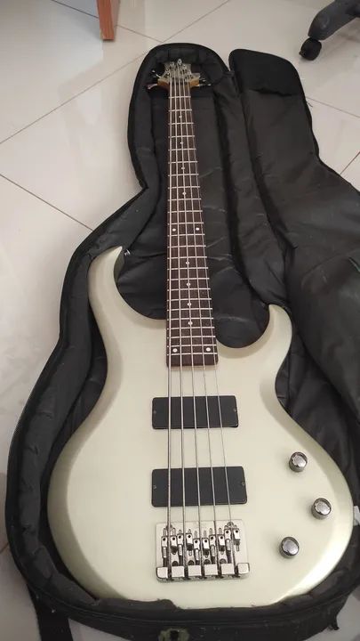 Baixo 5 Cordas Ibanez + cuvave em Excelente Estado.
