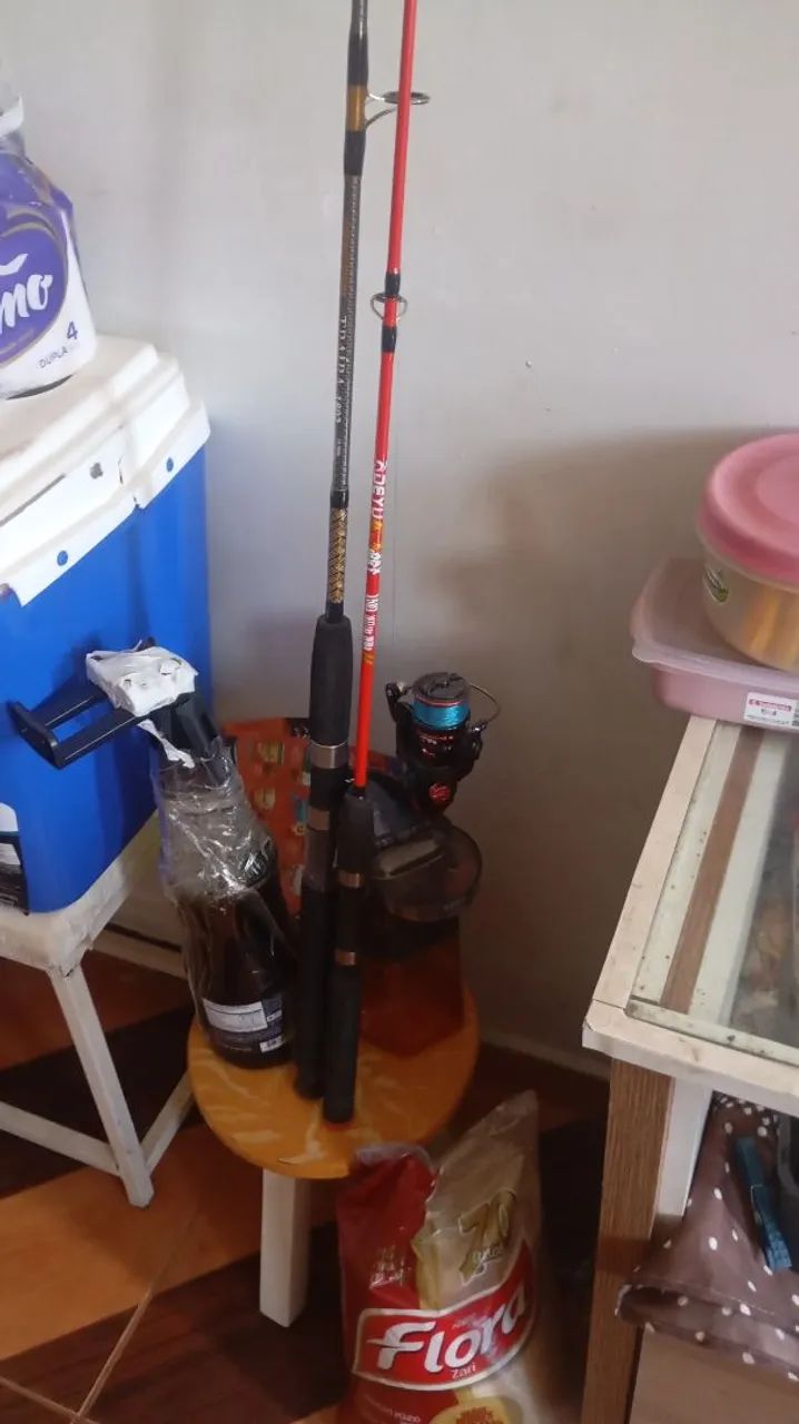 Vendo duas varas de pesca com molinete 