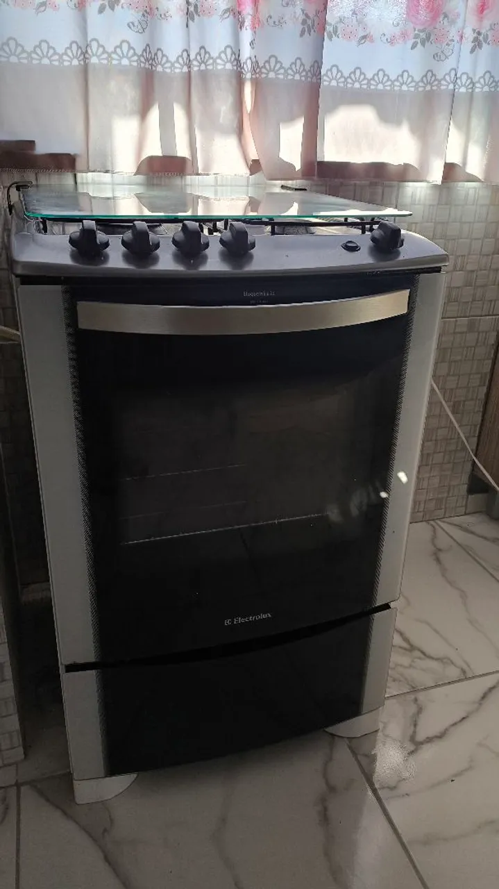 Fogão Electrolux com 4 bocas