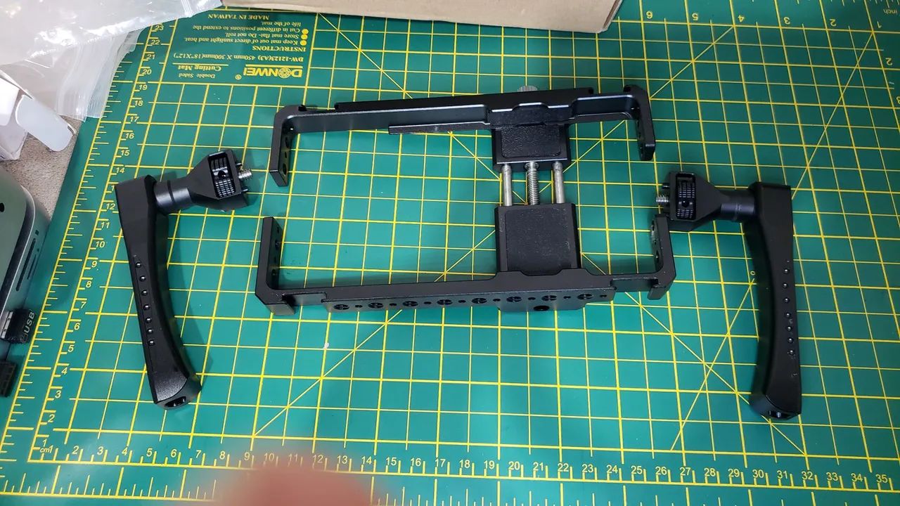 CAGE SMARTPHONE  UNIVERSAL EM METAL