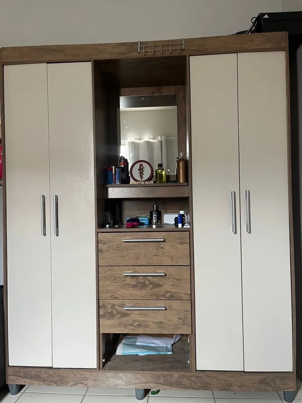 Guarda-Roupa Moderno com Espelho