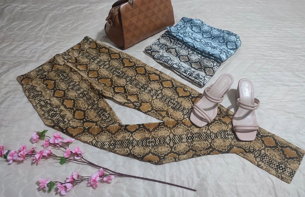 Calça Legging com Estampa de Pele de Cobra.
