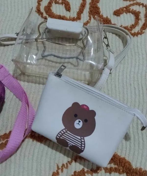 Mochila com rodinhas, lancheira e bolsa d brinde - Foto 5