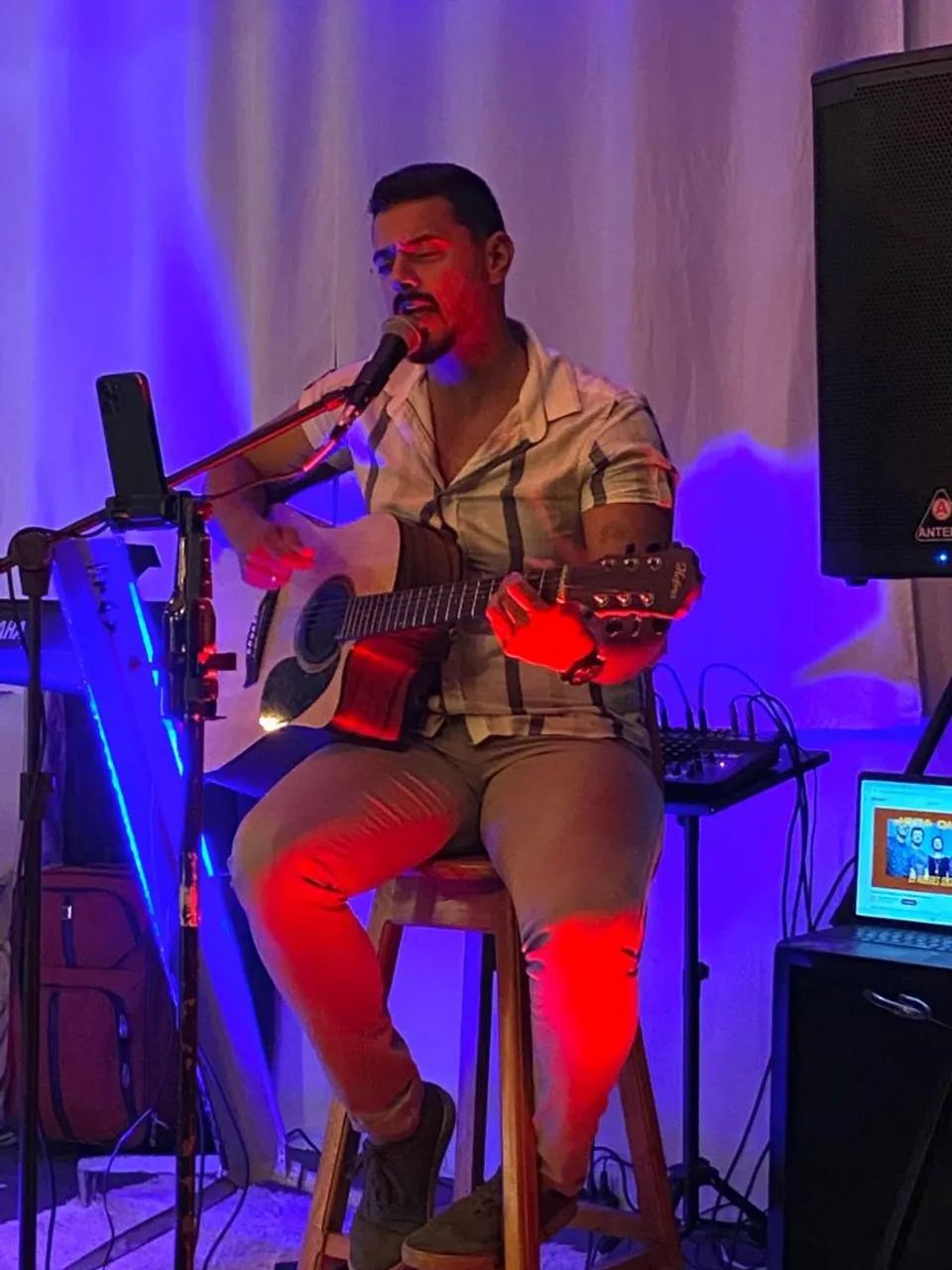 Música ao vivo *