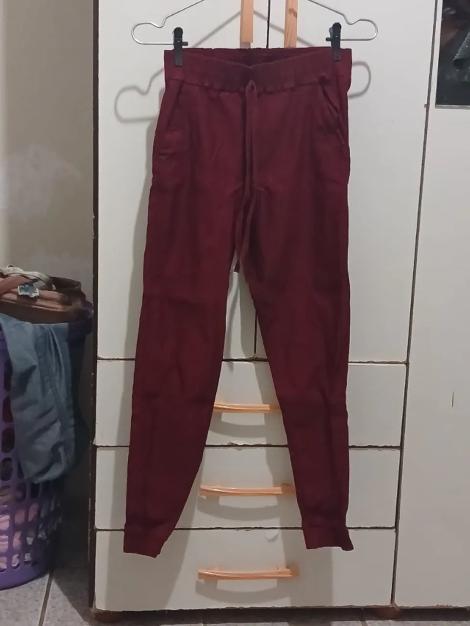 Calça vermelho bordo