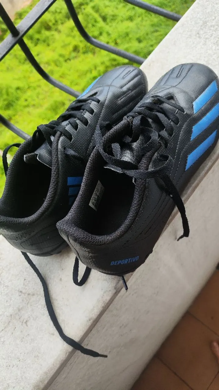 Chuteiras society Adidas Preto e Azul tamanho 37