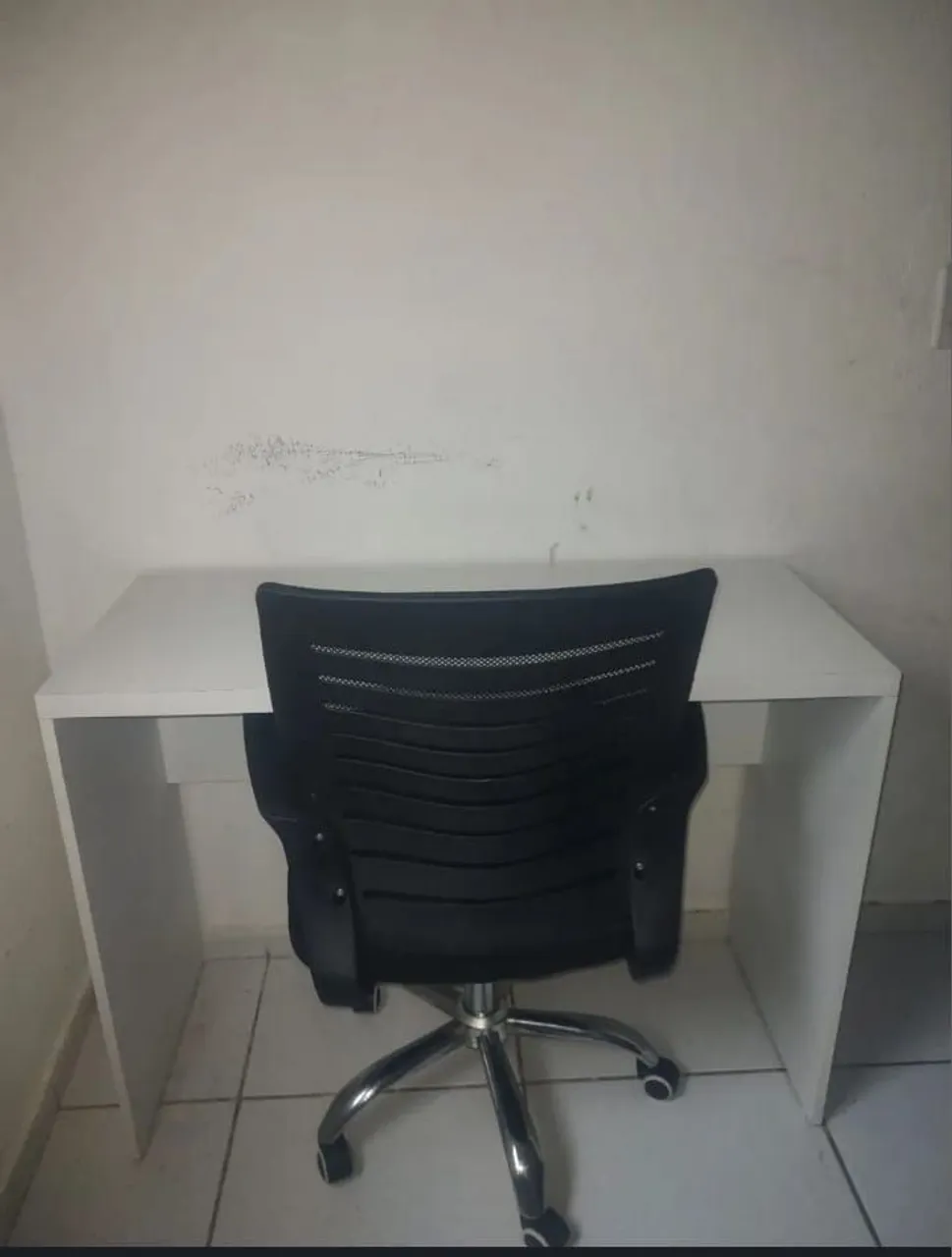 Mesa de escritório com cadeira