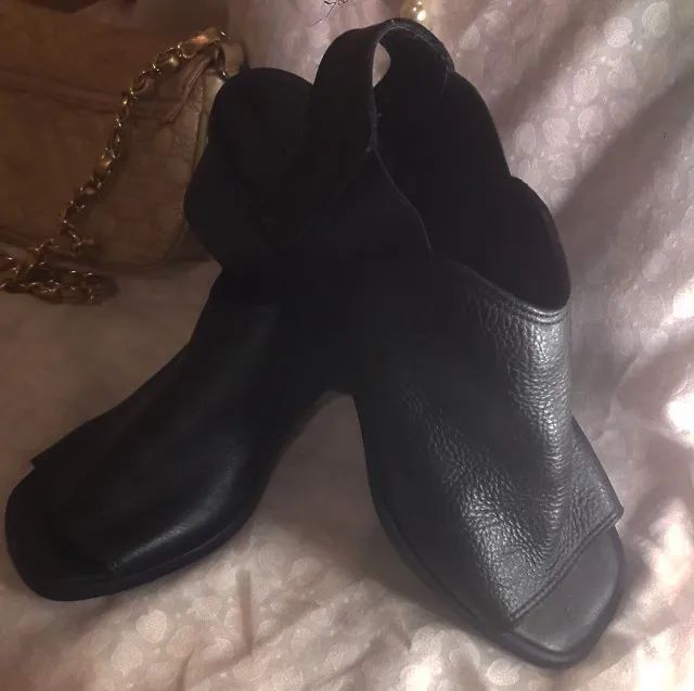 Sandália Ankle Boot de Couro Preta - Salto Emborrachado - Tamanho 36/37 - Marca Lakrizia - Foto 2