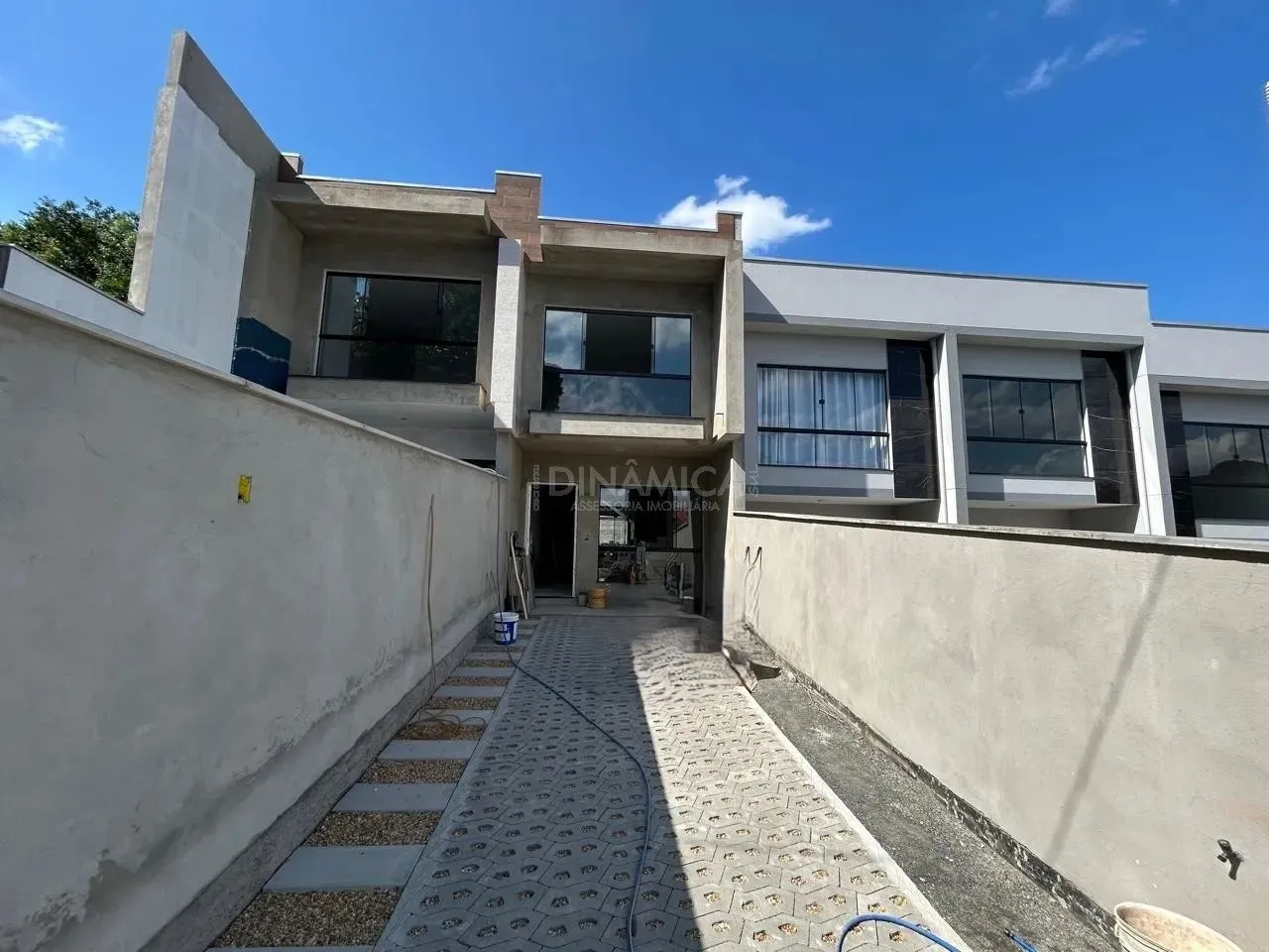 Sobrados novos com 02 suites em localização privilegiada a venda no bairro da Velha-Blumen