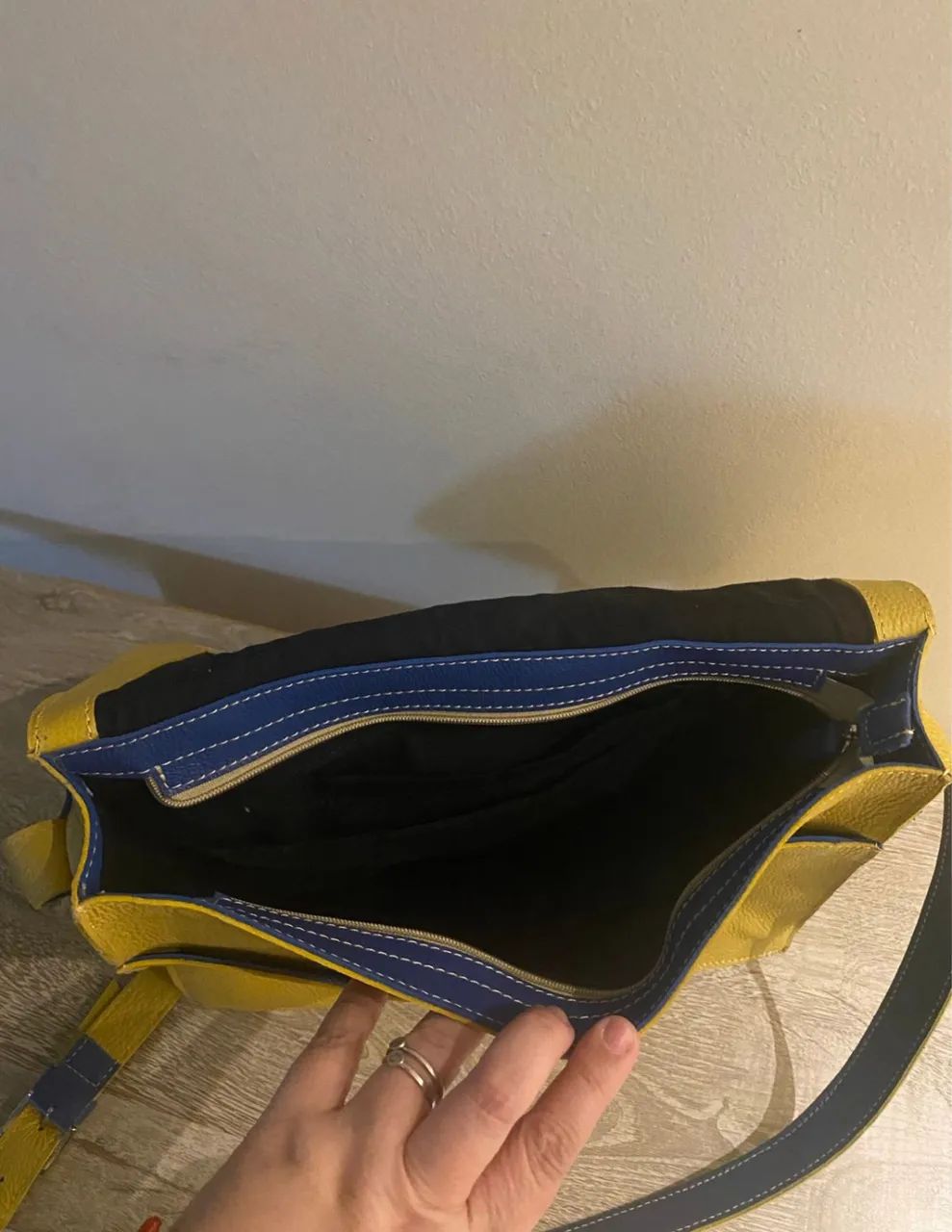 bolsa m leve couro - mostarda/azul soulier - seminova alt 25cm x larg 32cm x prof 10,5cm - Foto 2