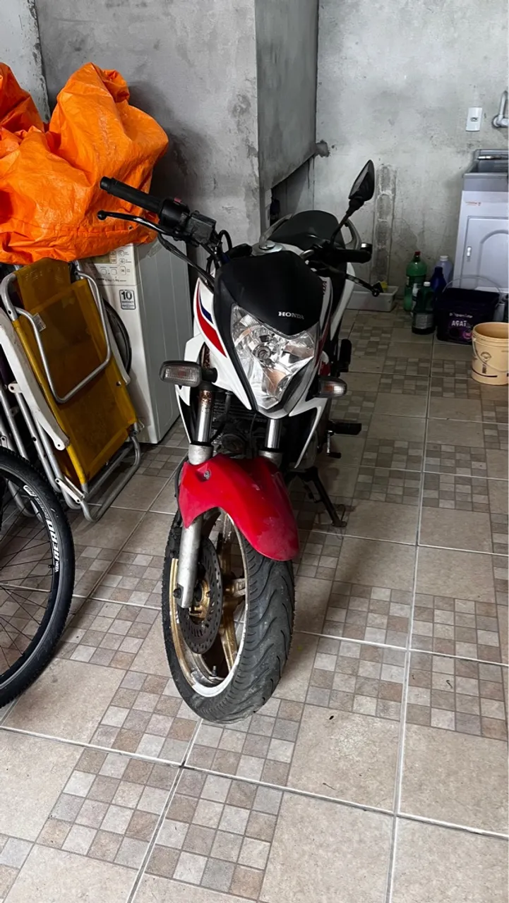 CB300 cor tricolor