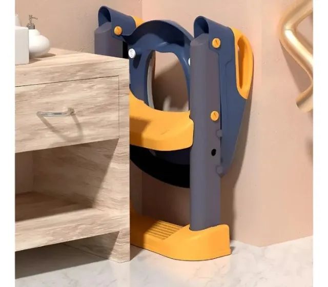 Redutor infantil para vaso sanitário com escada. Sem uso, montado apenas 1 vez.