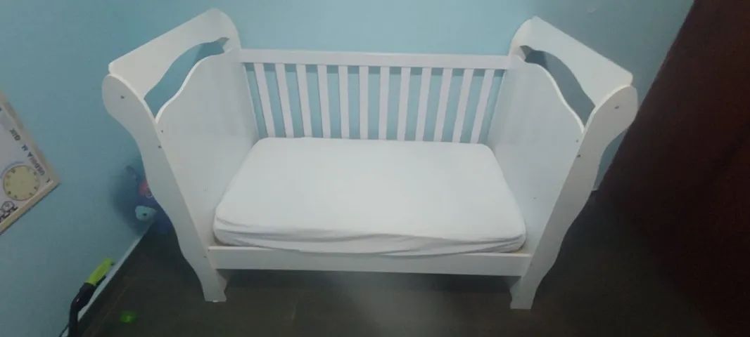 Berço que vira cama com colchão e capa impermeável.  - Foto 5