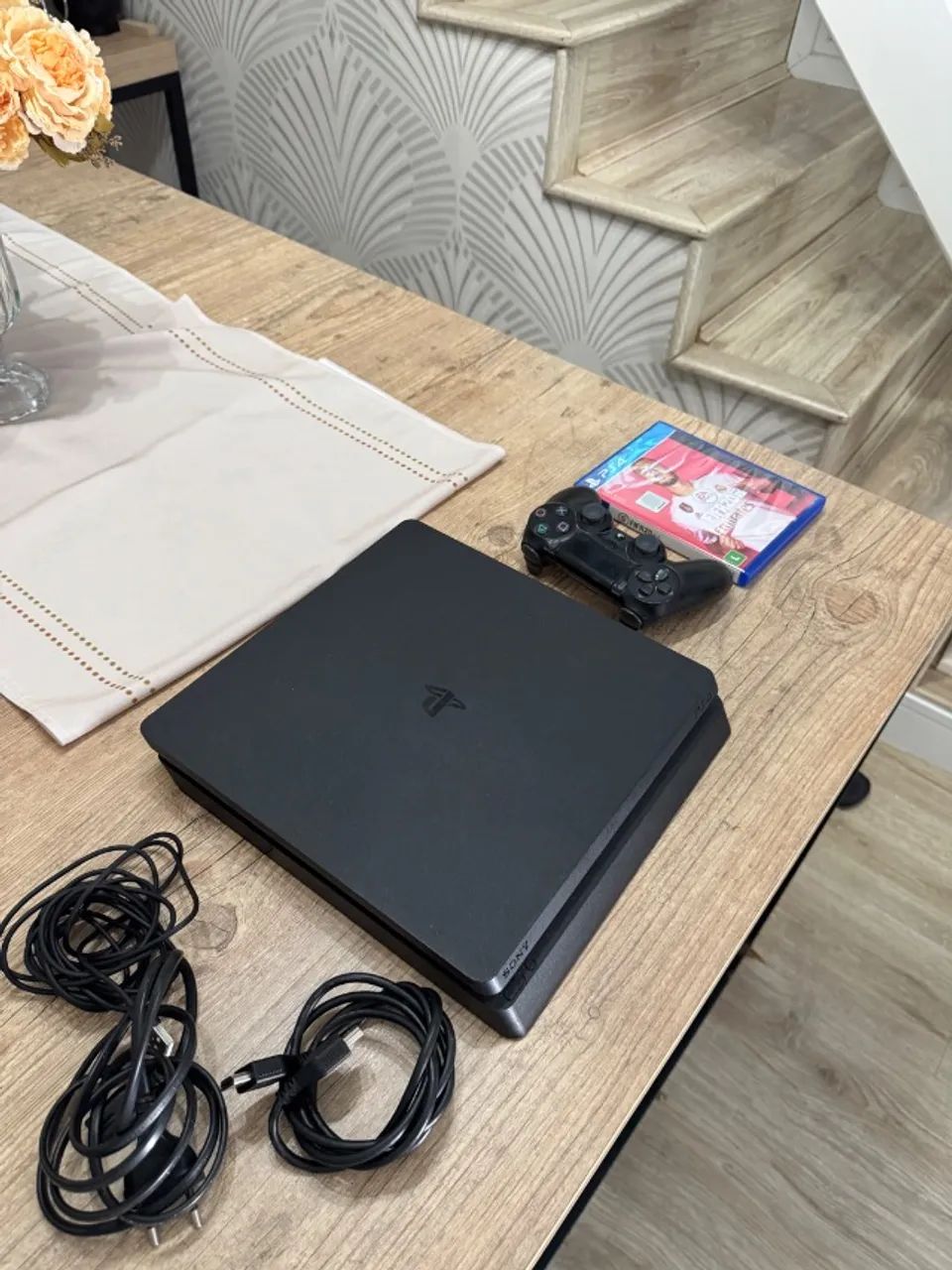 PS4 Slim 2TB + Jogo - Bem cuidado 