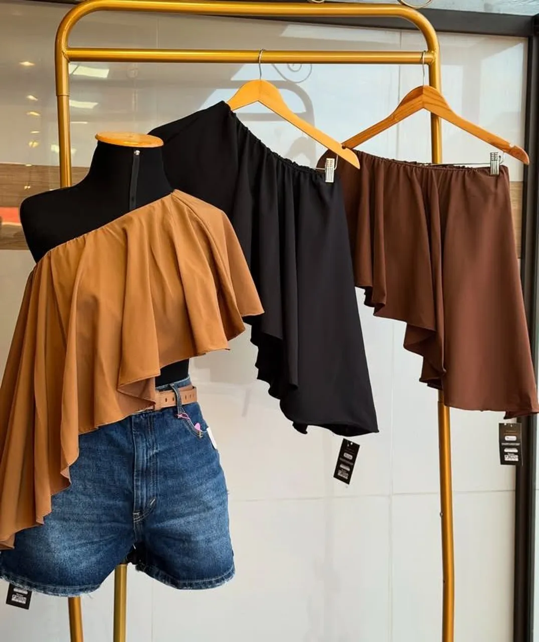 Blusas e shorts femininos estilosos