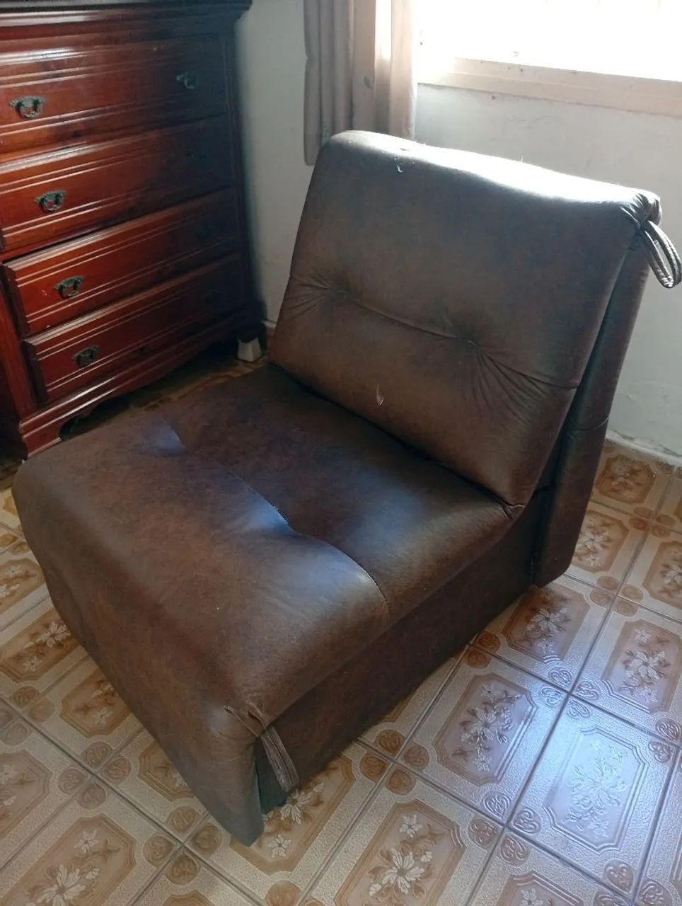 Poltrona reclinável de couro marrom duas posições 