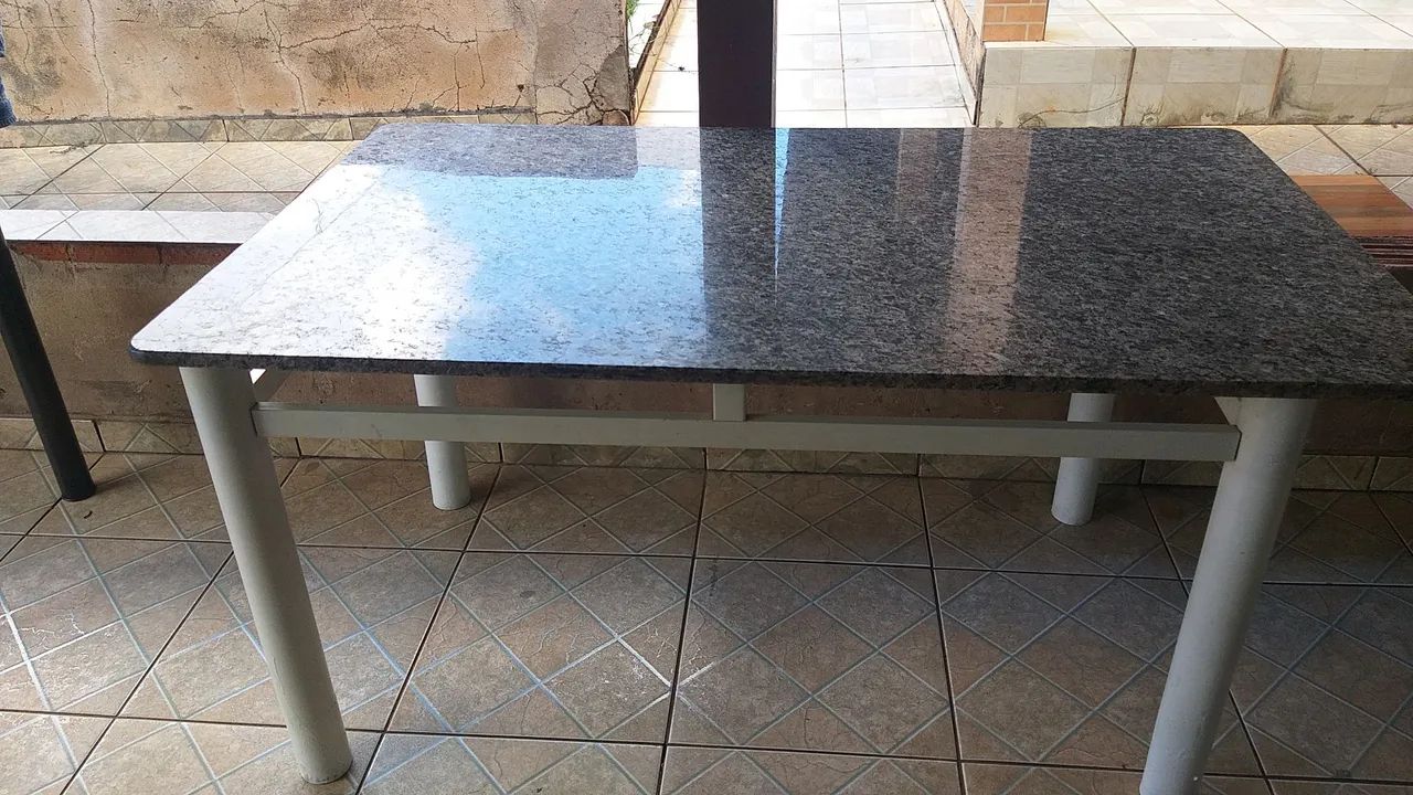 Mesa de marmore com base branca