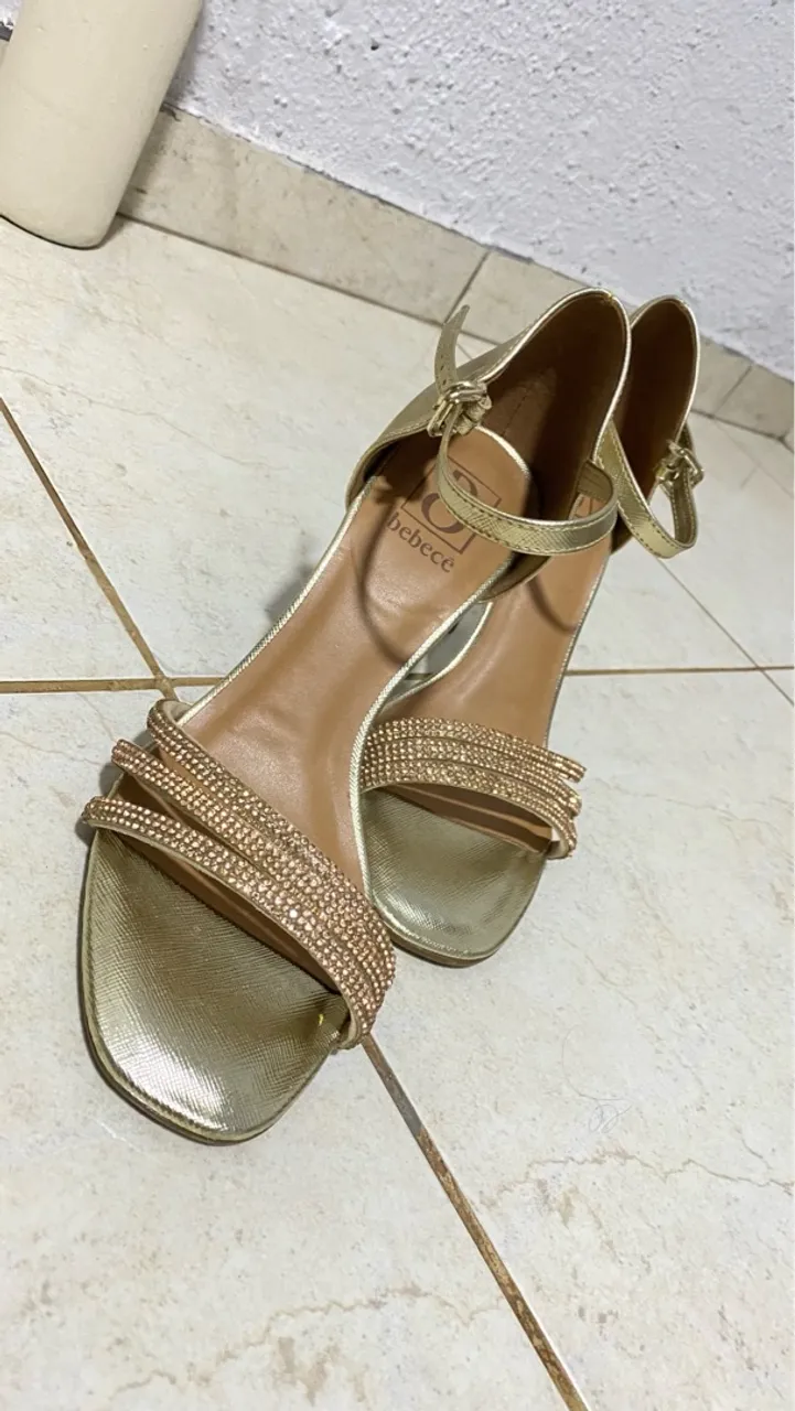 Sandália Dourada com Pedras Bebece - Elegância e Conforto!