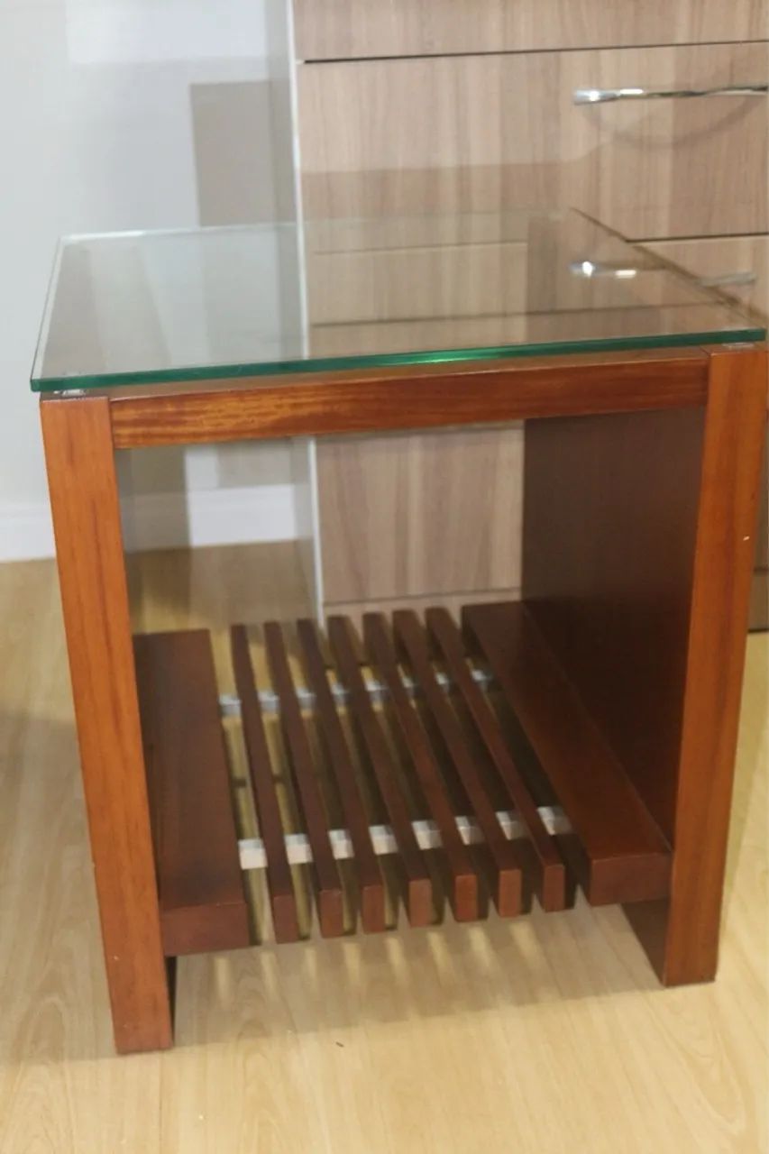 Mesa de centro com vidro e prateleira