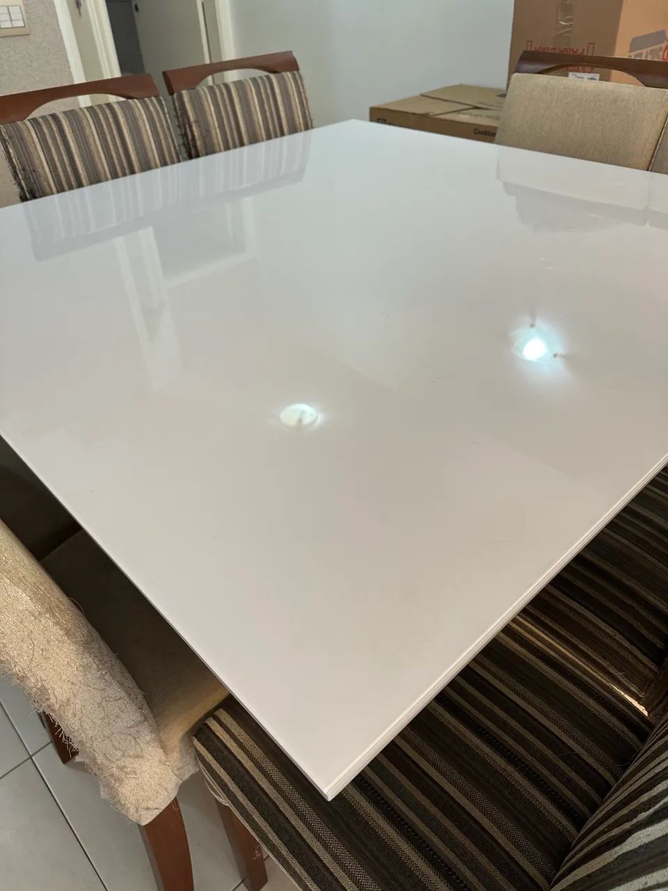 Mesa em madeira maciça e vidro branco - Venda urgente! - Foto 2