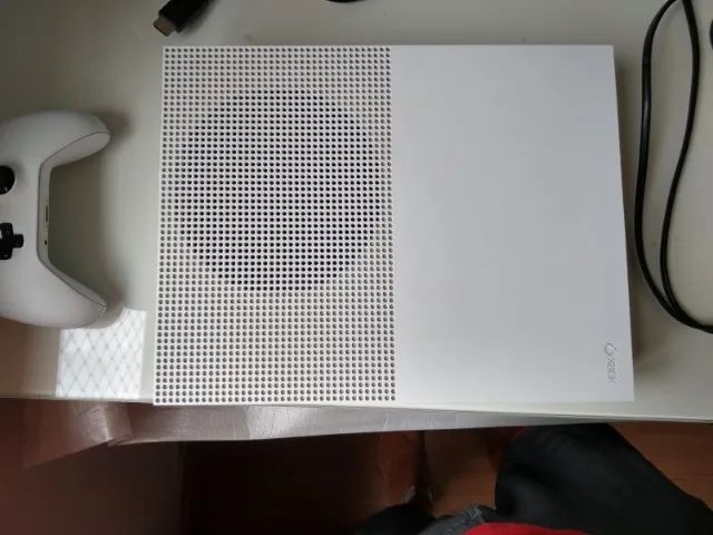 Xbox One S, sem caixa.