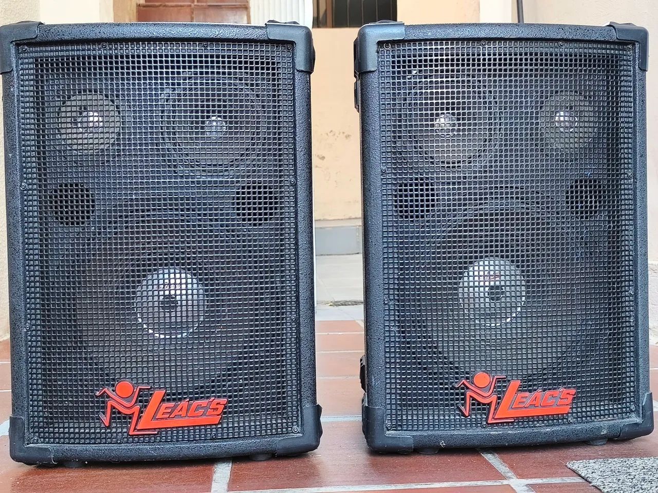 Par de caixas Leacs ativa e passiva. Falantes de 10". 150 watts RMS. Excelente sonoridade.