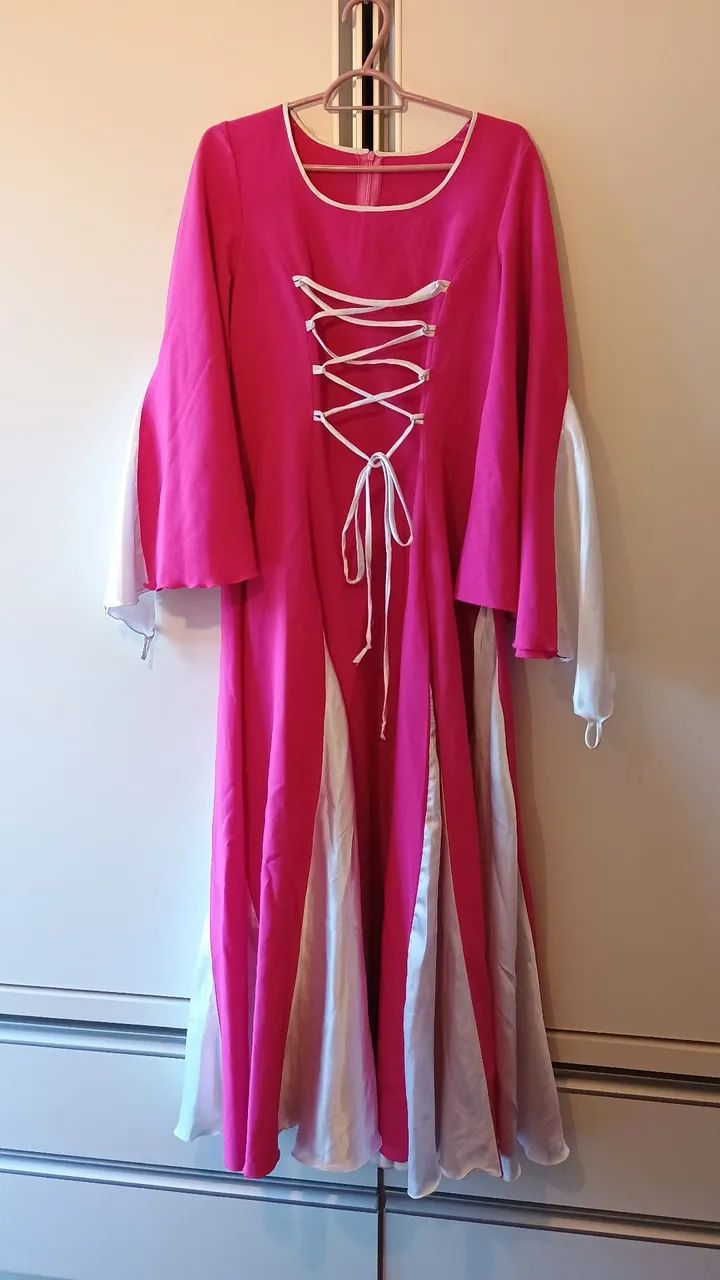 Vestido Rosa de Prenda Gaúcha com Detalhes Brancos