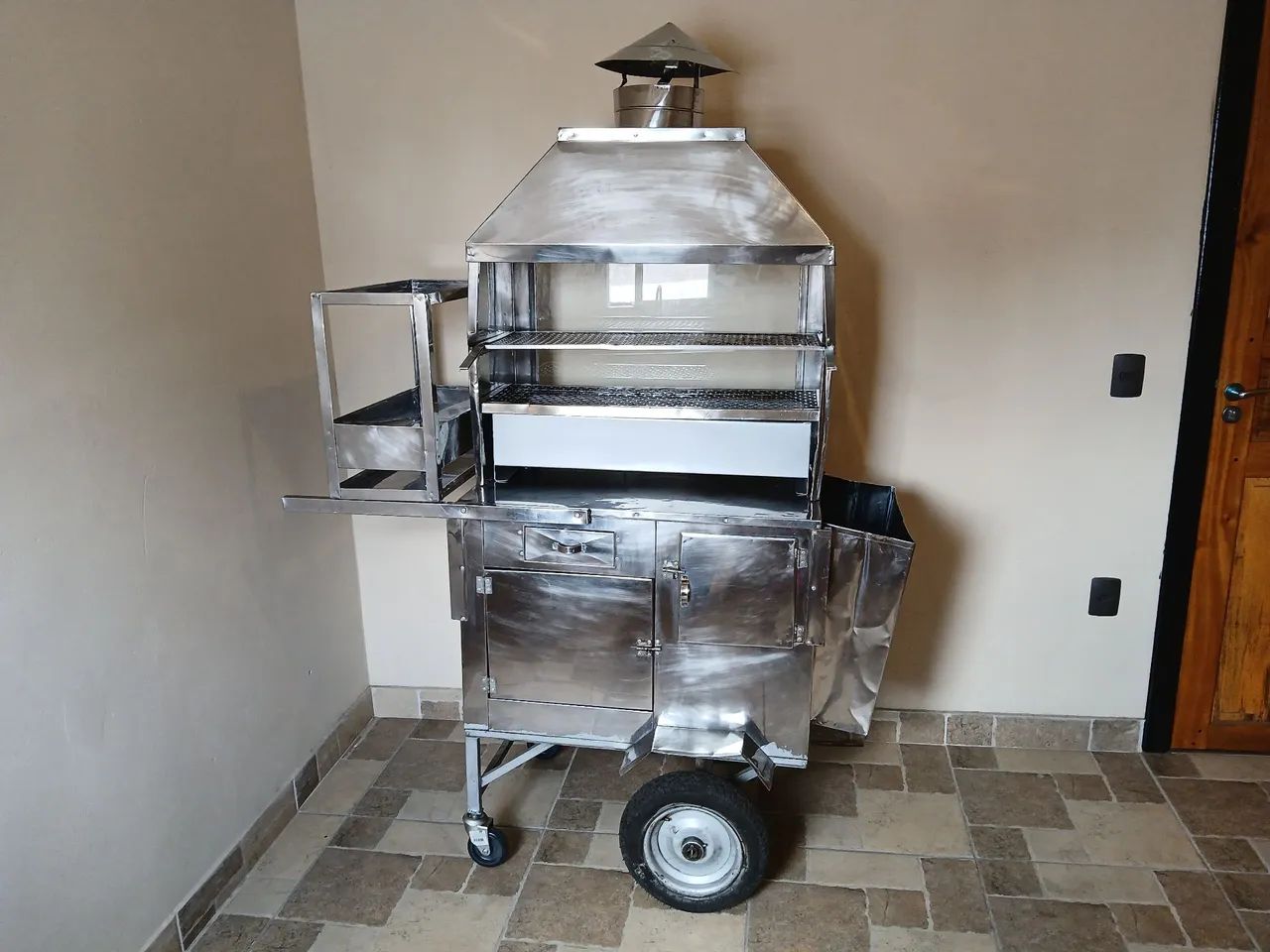 Carrinho de churrasco Inox com Chaminé - Ideal para Espetinho, Hambúrguer e Hot Dog - Foto 2