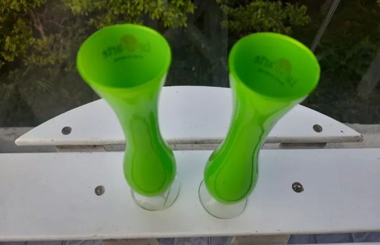 par de vasos vintage em vidro verde 20cm altura - Foto 2