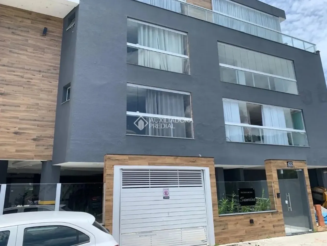 Auxiliadora Predial aluga, apartamento de 3 dormitorios, situado no Rio Tavares