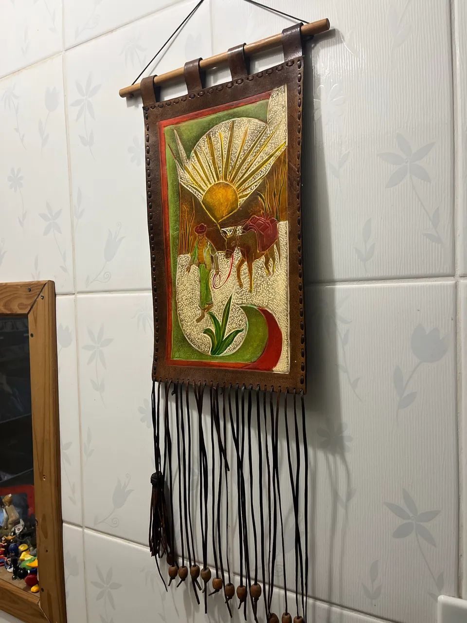 painel decorativo feito de couro, flâmula 