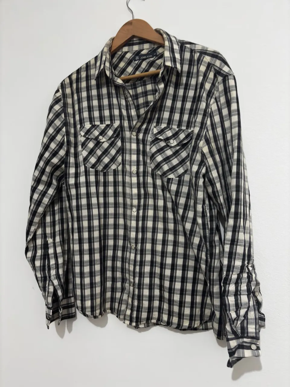 Linda camisa john john usada poucas vezes