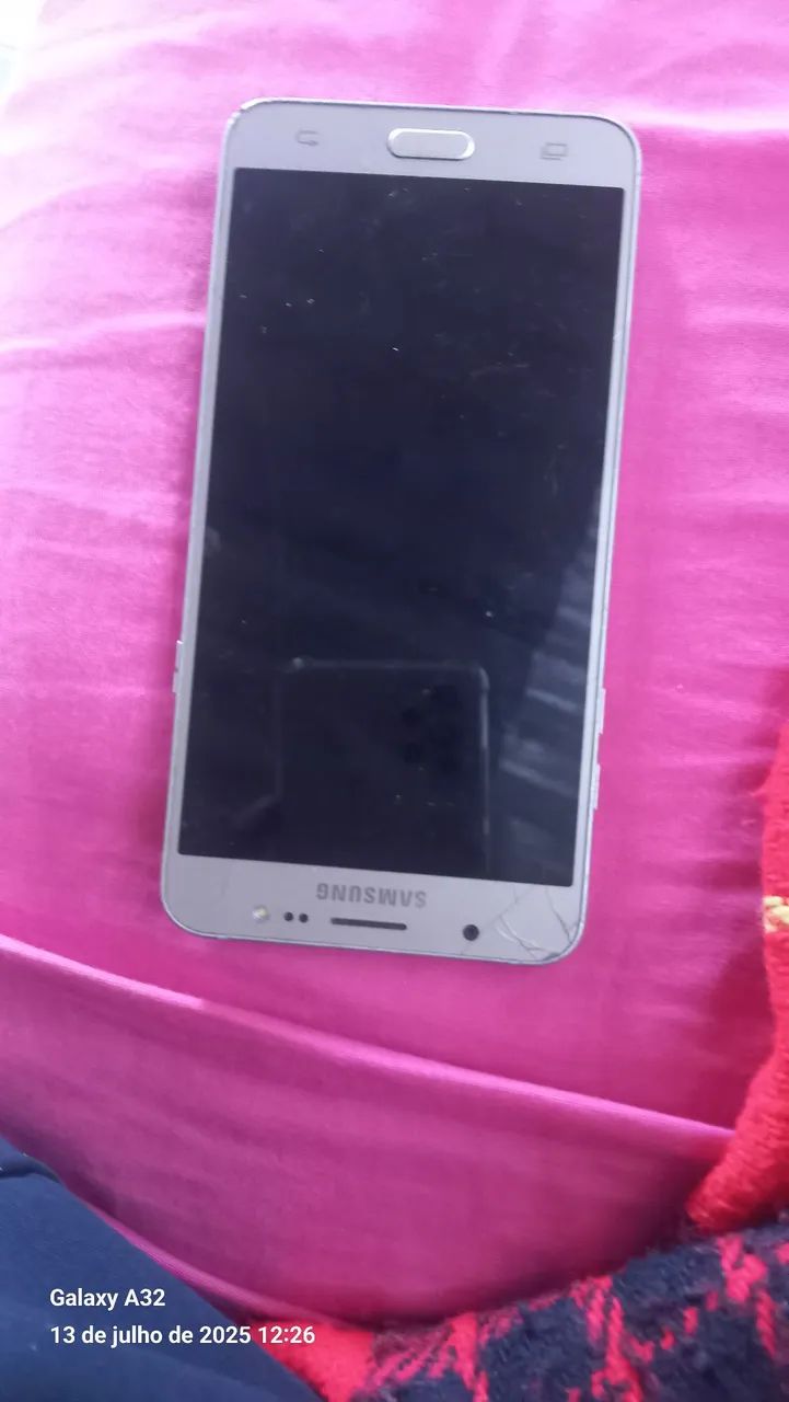 Smartphone Samsung com tela rachada