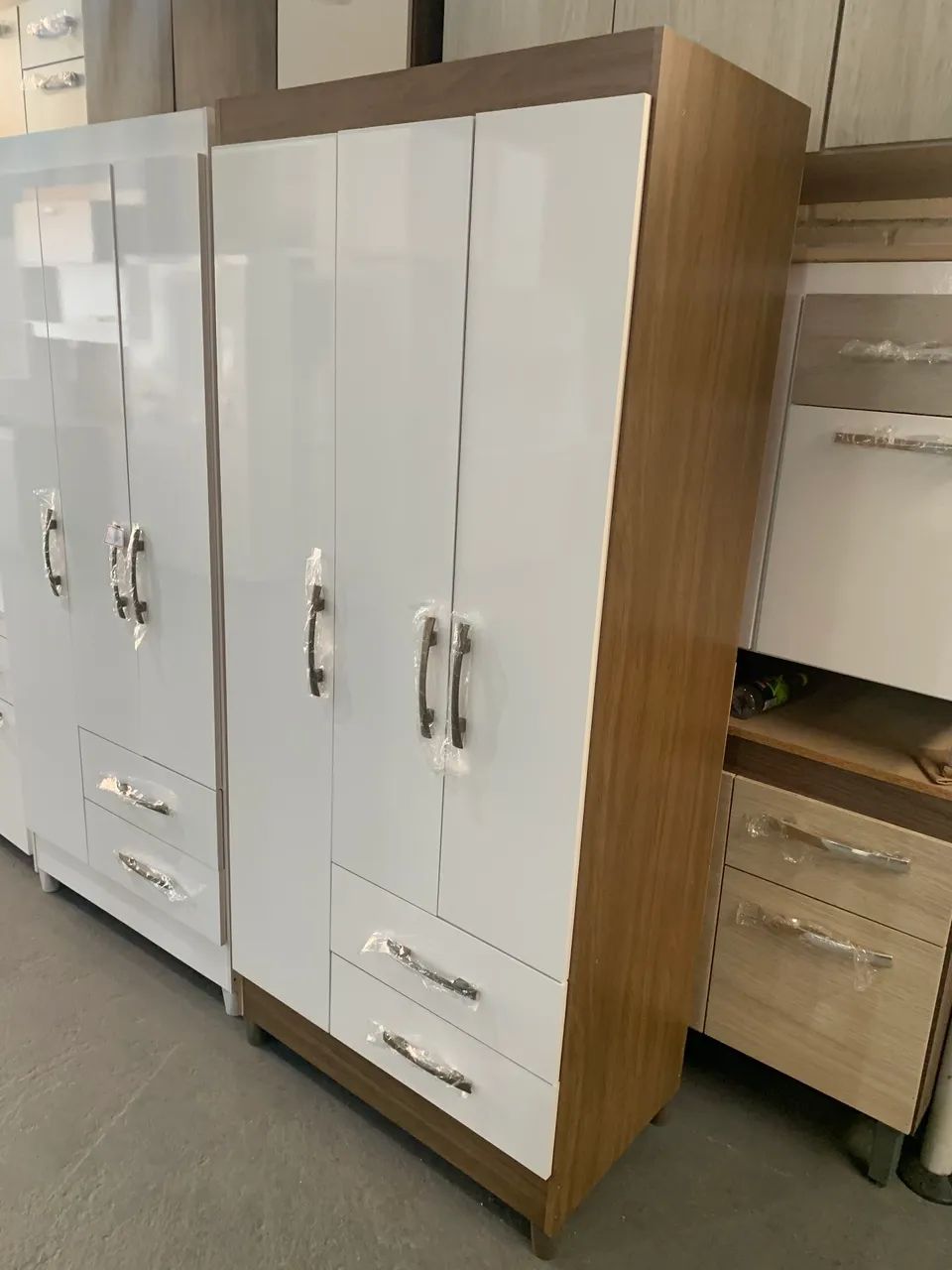 Guarda-Roupa 3 Portas com Gavetas - Branco e Amadeirado - entregamos montado - Foto 3