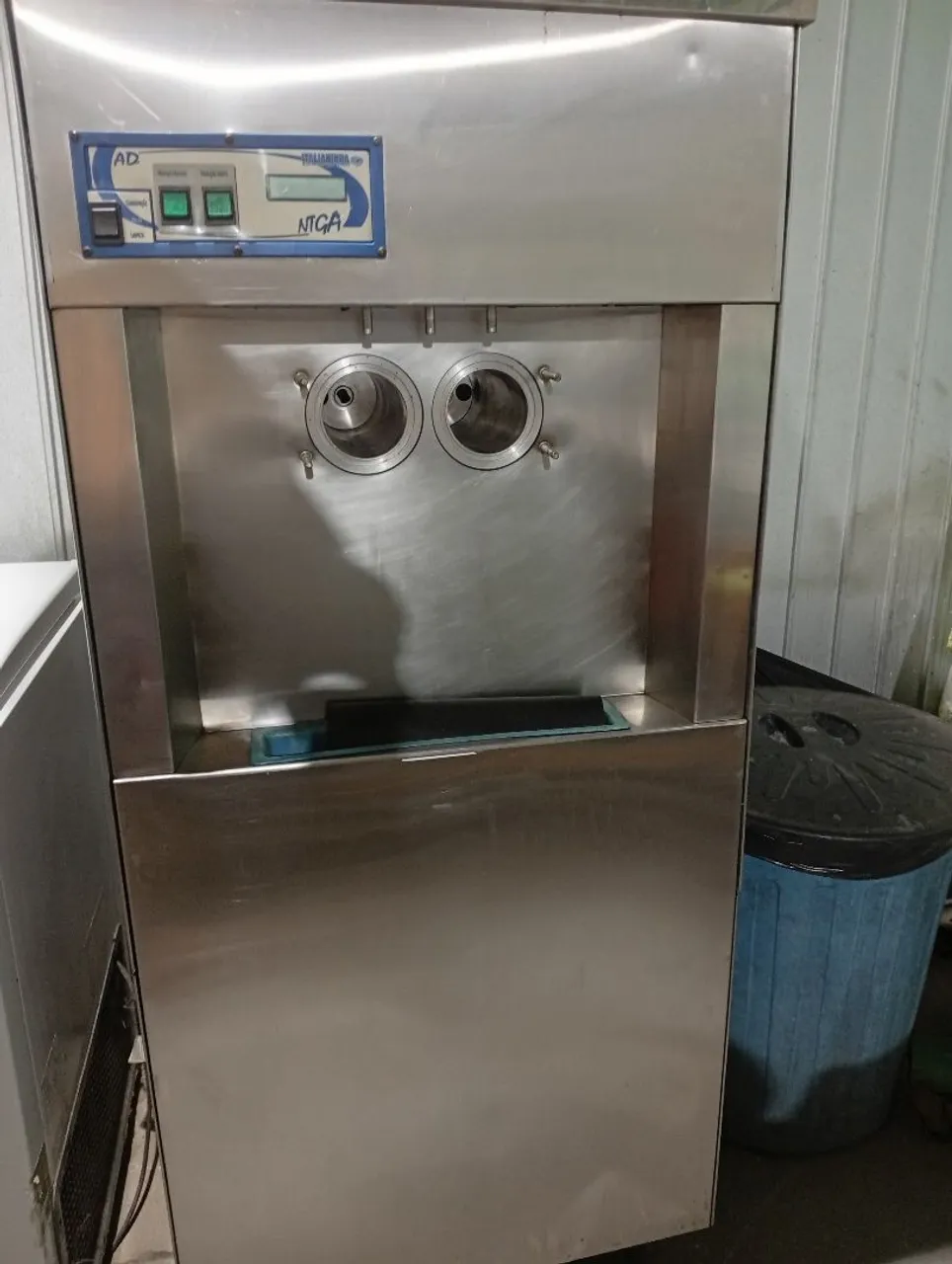 Máquina de sorvete italianinha está funcionando perfeitamente