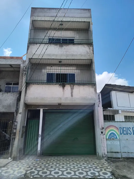 Prédio dois andares com terreno no fundo