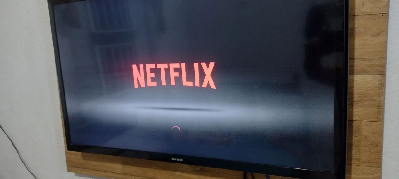 Vendo uma TV smart 32 polegadas da Samsung completa wi-fi Netflix YouTube pezinho controle - Foto 4