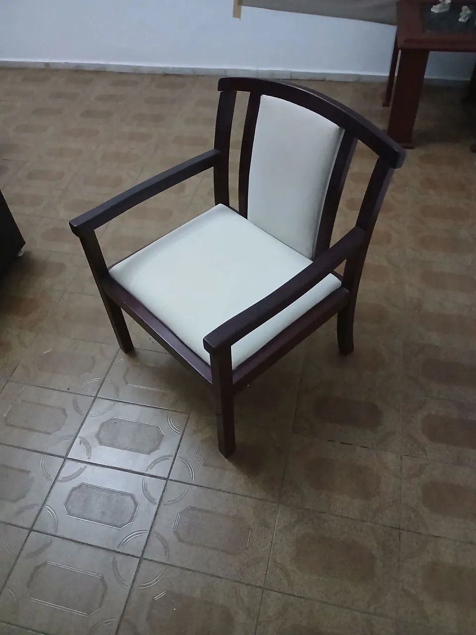 Cadeira estilo antiga ,em madeira macissa e estofada