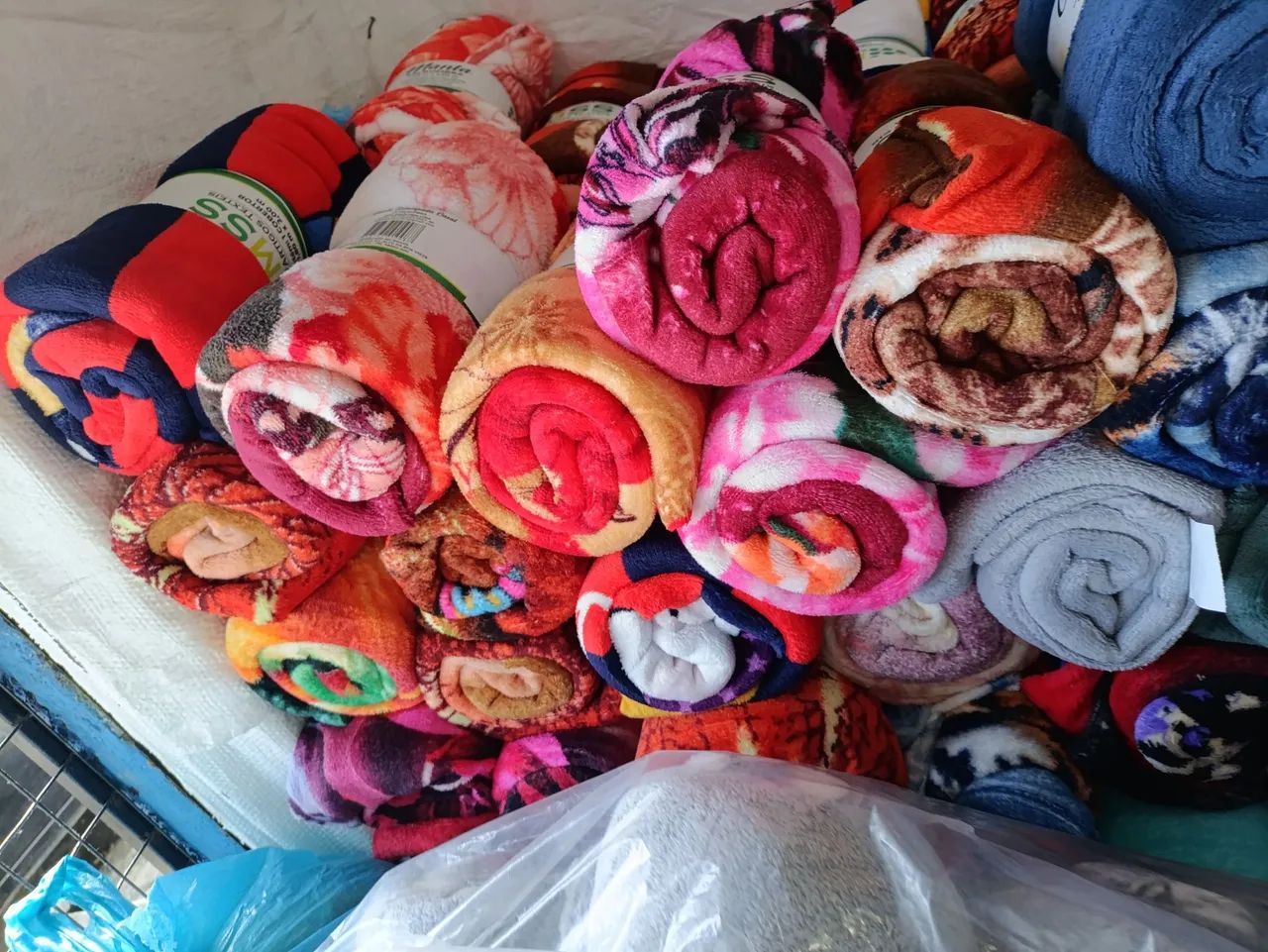 Cobertores de diversas estampas e cores