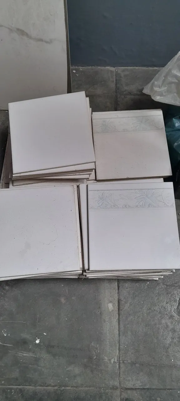 Azulejos brancos são 65 e com detalhes decorativos são 12