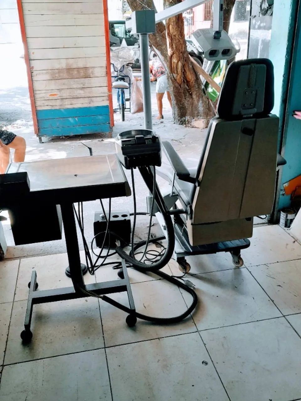 Cadeira Odontológica Completa com Refletor e Unidade Auxiliar - Foto 3