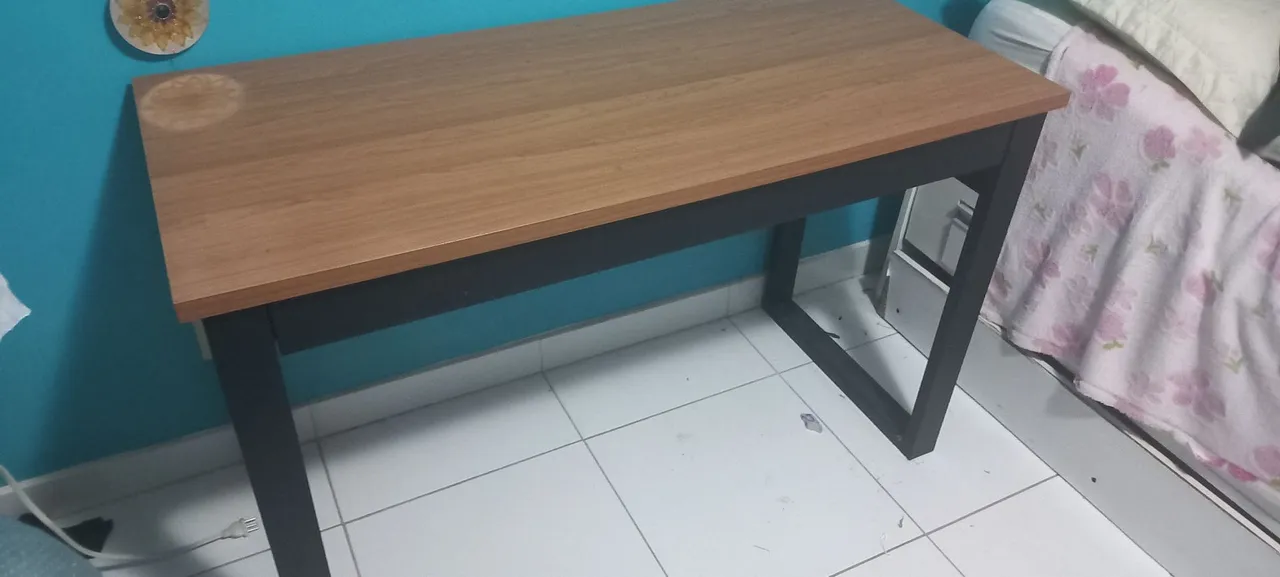 Escrivaninha com Gaveta