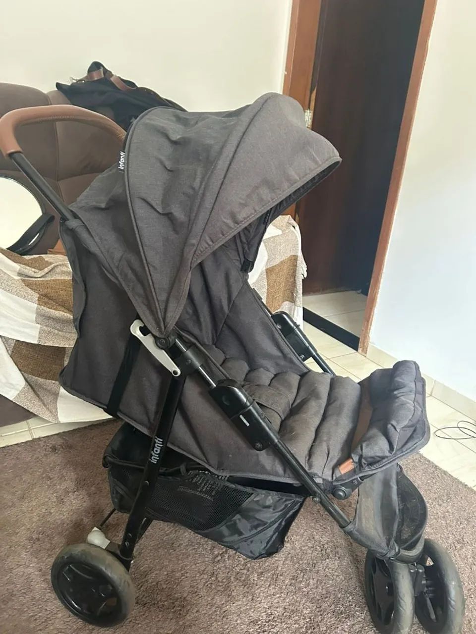 Carrinho de bebê com bebê conforto - Foto 2