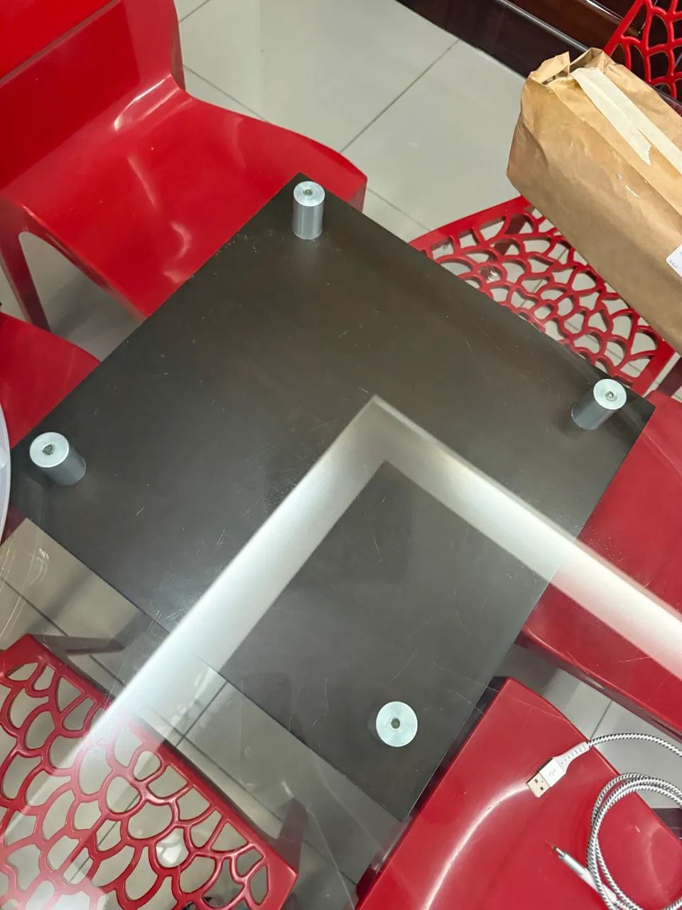 Mesa de vidro com pé em madeira maciça