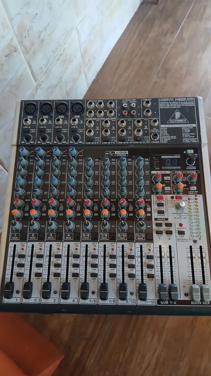 Mesa de Som Behringer Xenix X1622USB