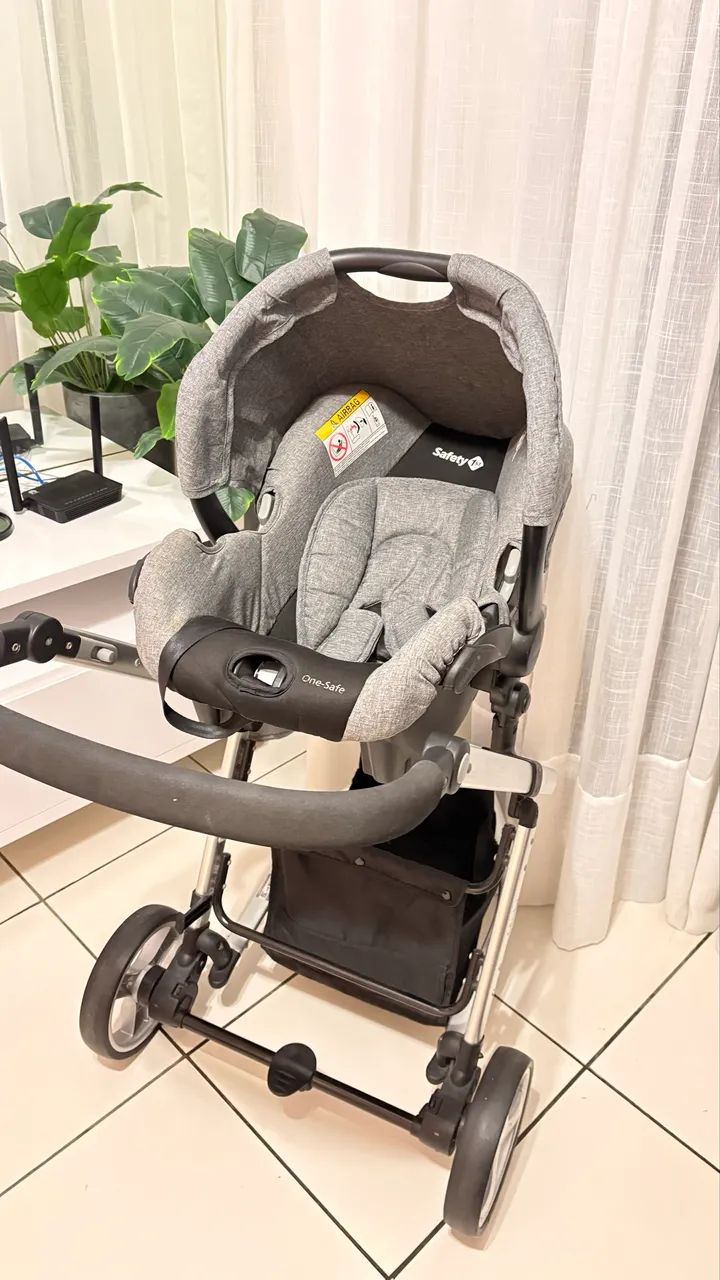 Carrinho de bebê com bebê conforto e suporte para veículo  - Foto 3