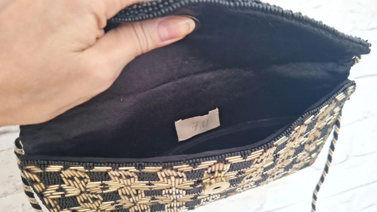  clutch H&M ( importada) preta e dourada com miçangas - Foto 3