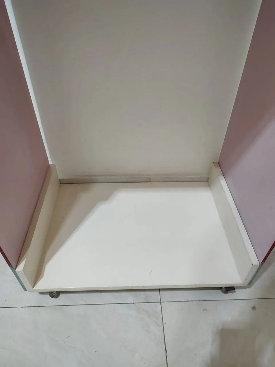 Aparador expositor branco com a lateral de vidro vermelho  - Foto 4